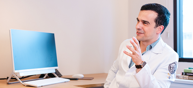 Médico urologista durante consulta em consultório especializado.