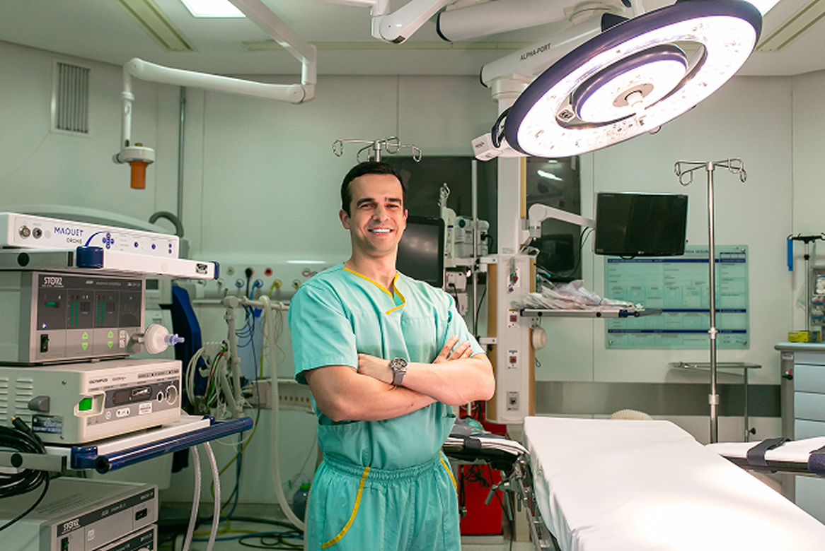 Médico urologista especialista em procedimentos cirúrgicos.