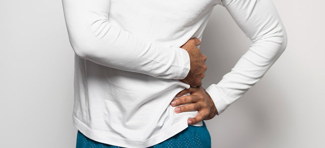 Dor lombar pode ser um dos sintomas avaliados na consulta com o urologista.