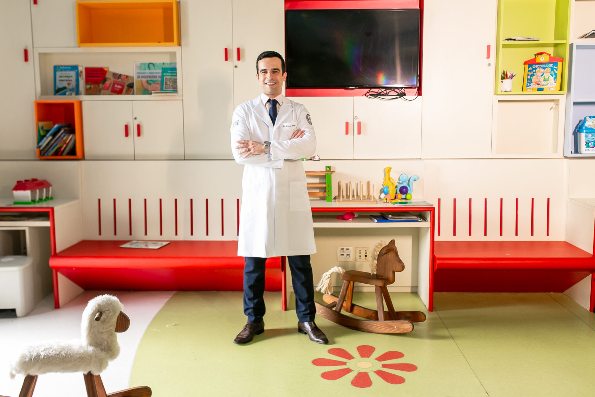 Urologista pediátrico em consultório infantil
